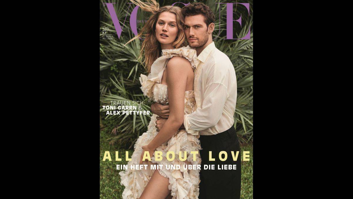 Das Juni-Cover der deutschen Vogue schmücken Toni Garrn und ihr Verlobter Alex Pettyfer.