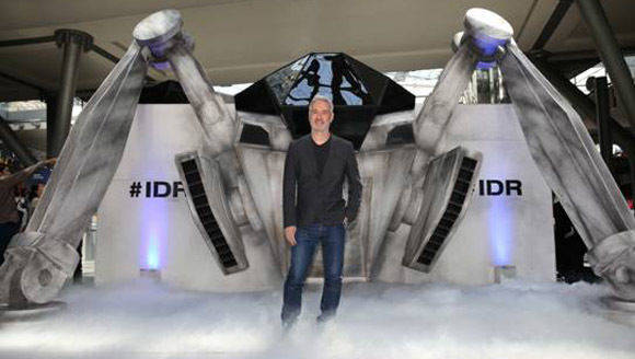 Roland Emmerich weiht das Werberaumschiff für seinen neuen Film "Independence Day: Wiederkehr" ein.