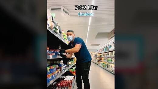 Tekin_Tee bespielt wie seine viral gegangene Kollegin Elaine Victoria die Followerschaft mit Content aus einer Aldi-Filiale.
