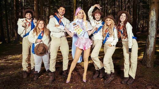 Bei "#offline im Wald" müssen sechs Influencer mit Dragqueen Candy Crash (vorne Mitte) eine Woche ohne Smartphone auskommen.