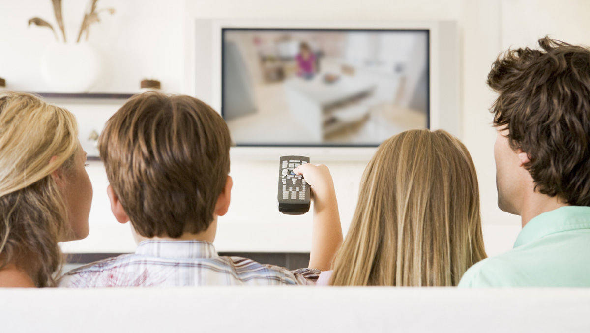 Jugendliche schauen viel fern, surfen andauernd - und verbringen mehr Zeit mit der Familie als früher: Die JIM-Studie liefert Erkenntnisse zur Mediennutzung junger Menschen.