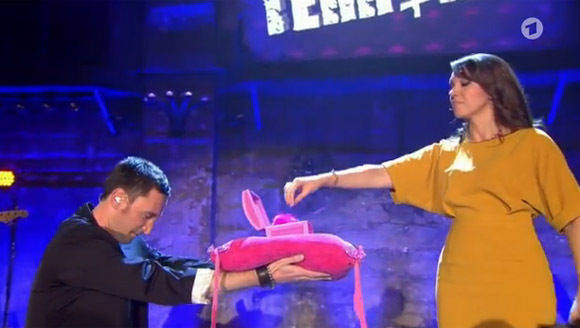 Carolin Kebekus nahm in ihrer Sendung "Pussy Terror TV" (WDR) vom 14. Oktober das "Mikrofon für die Frau" entgegen. Und am 25. Oktober den Comedypreis.