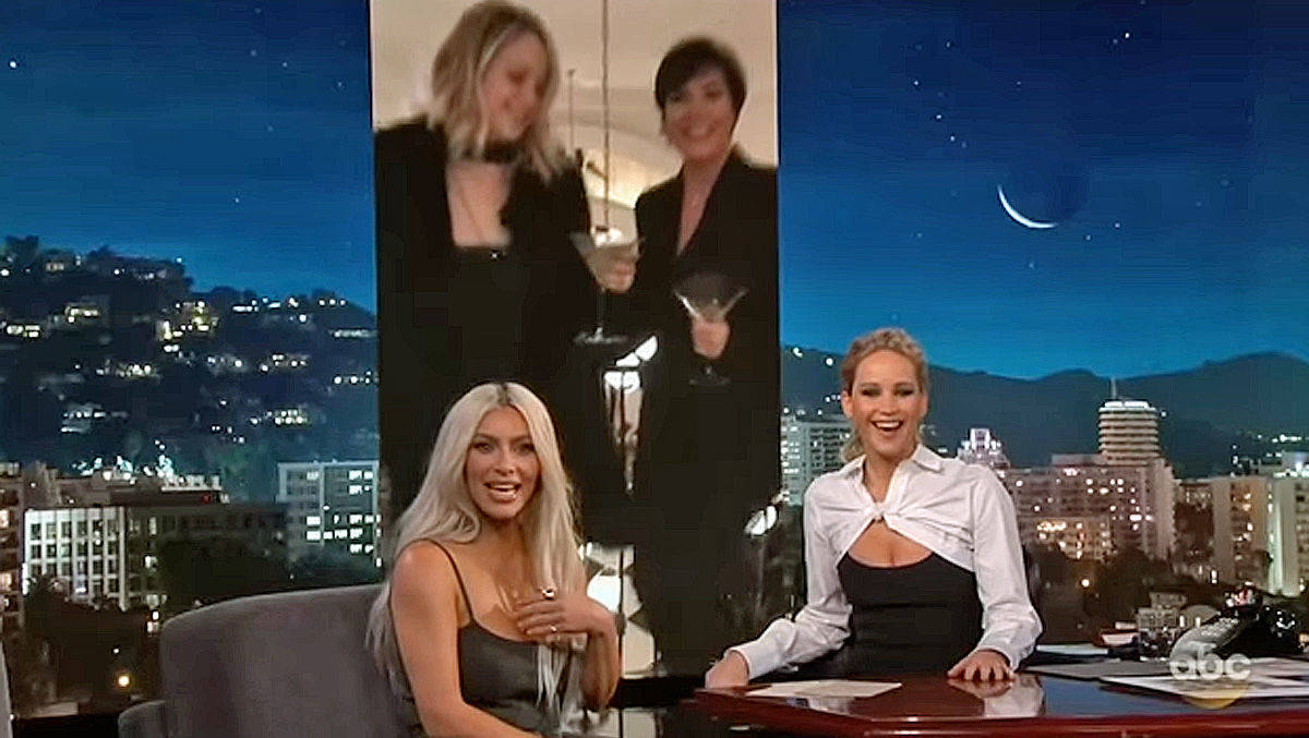 Namedropping fürs Fernsehen: TV-Star Kim Kardashian (l.) war mit sich und ihrer Familie (im Hintergrund) Thema für Kinostar Jennifer Lawrence.