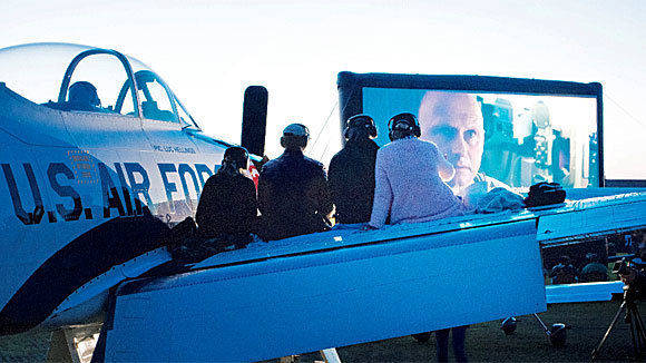 Beim "Fly-In-Cinema" auf dem Texel Airport sitzen die Zuschauer im Cockpit oder auf den Tragflächen. Gezeigt wird ein Fliegerstreifen ...