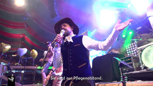 Ungewohntes Outfit: Klaas Heufer-Umlauf auf dem Stuttgarter Wasen.