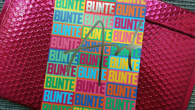 So lädt Burda zur Vernissage von Bunte Art in München ein. 