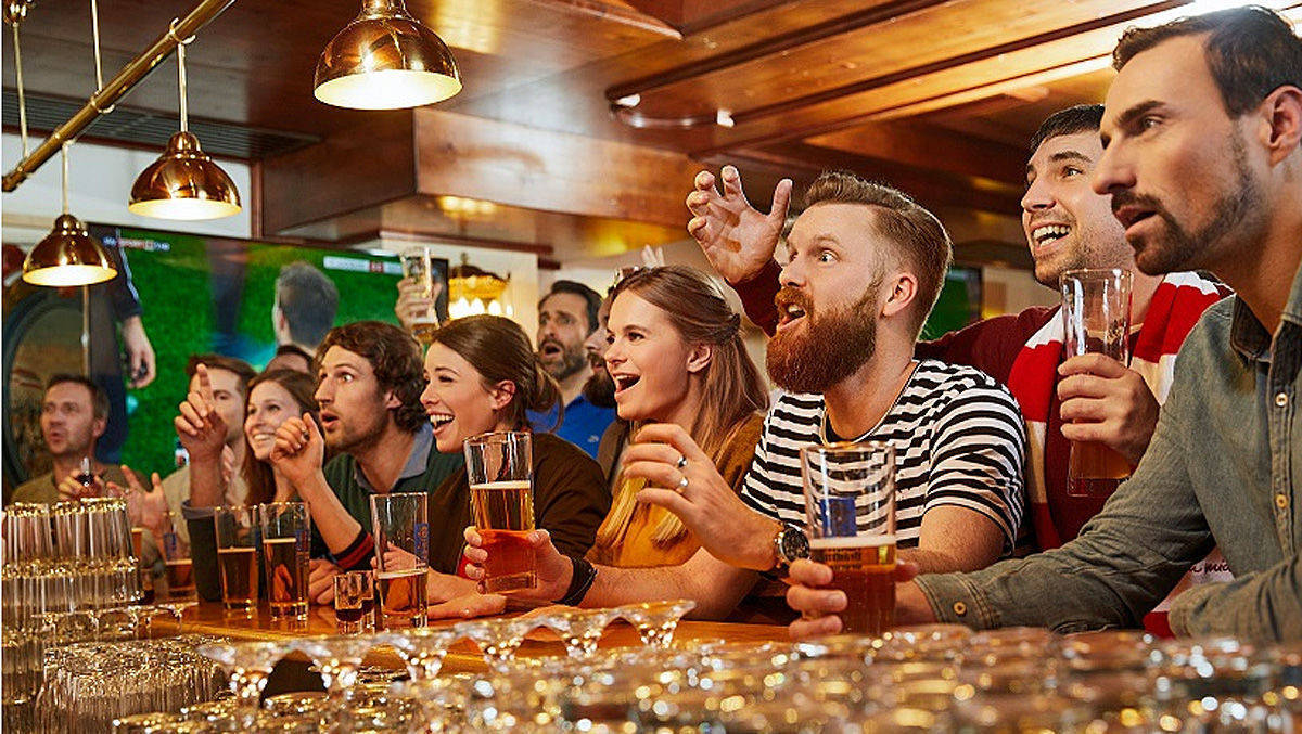 Besucher der Sky Sportsbars können auch künftig den deutschen Mannschaften in der Uefa Champions League zujubeln.