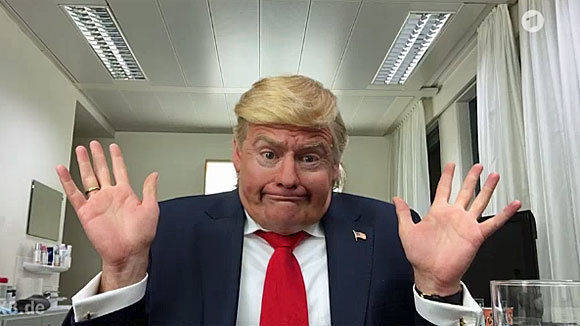 Gestatten: Donald Giermann Trump, der 45. und wohl auch letzte US-Präsident - wie "Extra 3" den neuen wichtigsten Mann der Welt begrüßt.