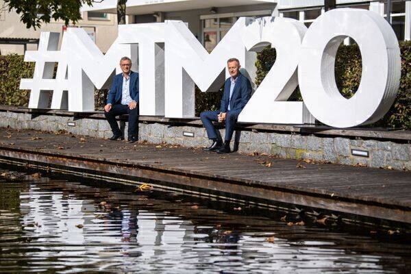 Siegfried Schneider (li.), Präsident der Bayerischen Landeszentrale für neue Medien (BLM) und Stefan Sutor, Geschäftsführer der Medien.Bayern GmbH, stehen an dem Hashtag "#MTM20" für die Medientage München 2020.