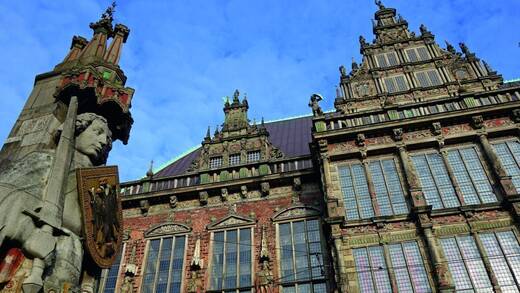 Bekanntes Wahrzeichen: Rasender Roland und Rathaus in Bremen.
