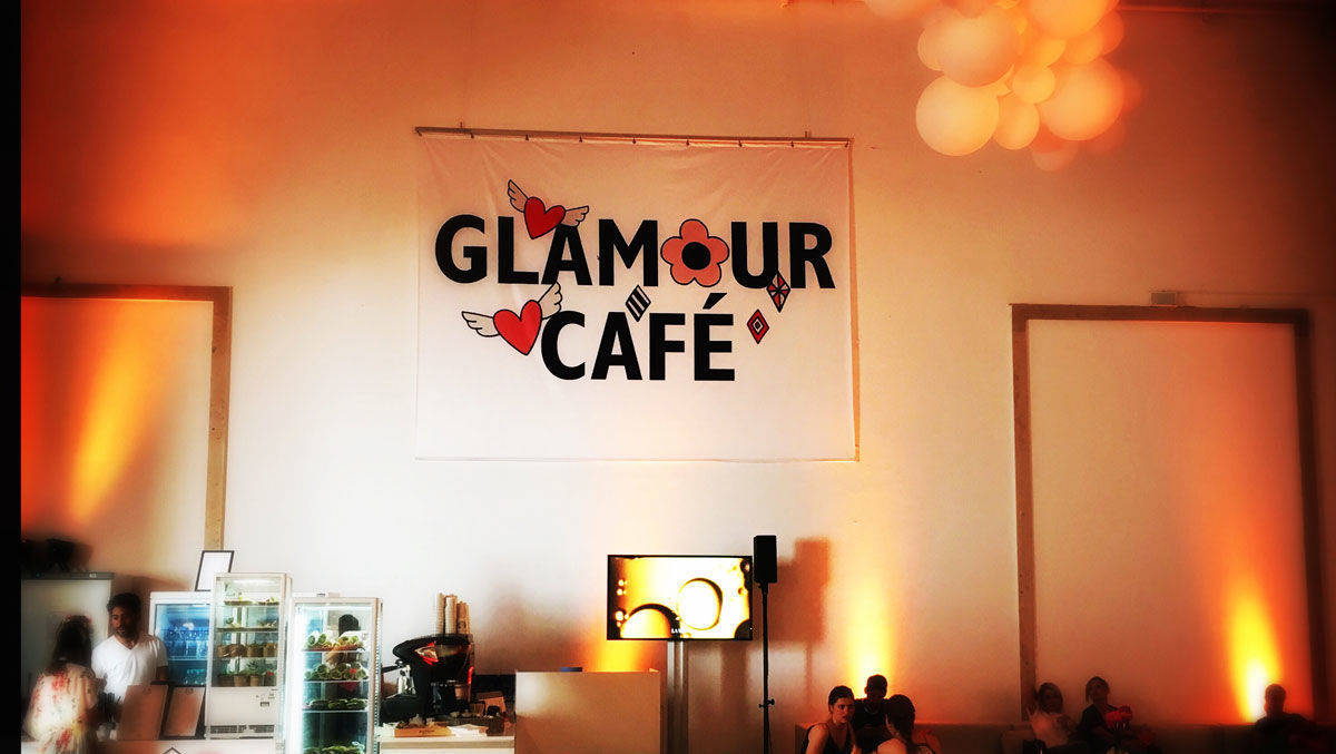 Im Glamour-Café wird diskutiert.