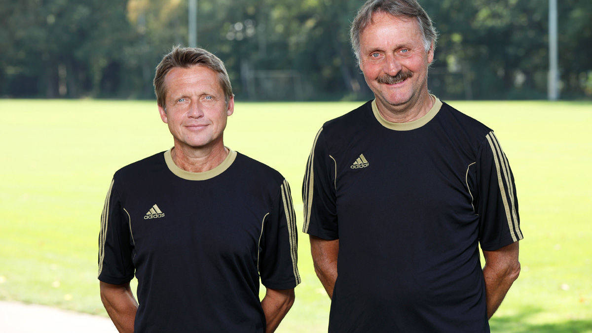 Die einzigen, die in der Nitro-Doku "FC Arbeitslos" einen Job haben: Das Trainerteam Peter Neururer (l.) und Co-Trainer Frank Heinemann