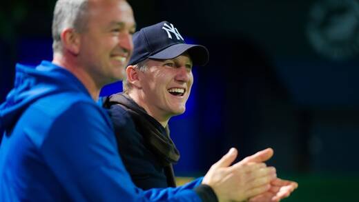 Bastian Schweinsteiger am Rande eines Tennismatchs in Dubai.
