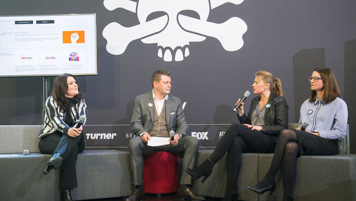 Drei der 19 Frauen präsentierten die Anti-Piracy-Kampagne bei Sky: Kristin Lindner, Mara Duschl und Lea Fellner (v.l.) mit Moderator Ralph Fürther.