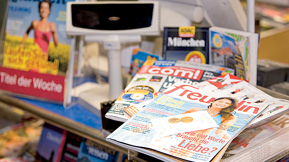 Am Kiosk verlieren manche Zeitungen und Zeitschriften laut IVW besonders viele Leser.