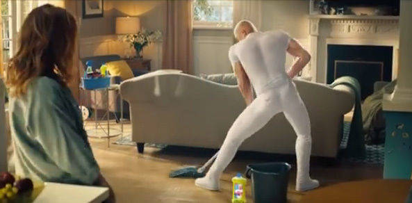 Mit einem sexy Hüftschwung platzierte Procter & Gamble Mr. Clean alias Meister Proper im teuersten Werbeblock überhaupt: US-Spot zum Super Bowl 2017.