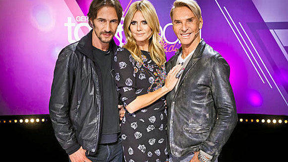 Heidi Klum mit ihren Juroren Thomas Hayo (l.) und Wolfgang Joop: Es geht noch "einige Jährchen" weiter bei ProSieben mit "GNTM".
