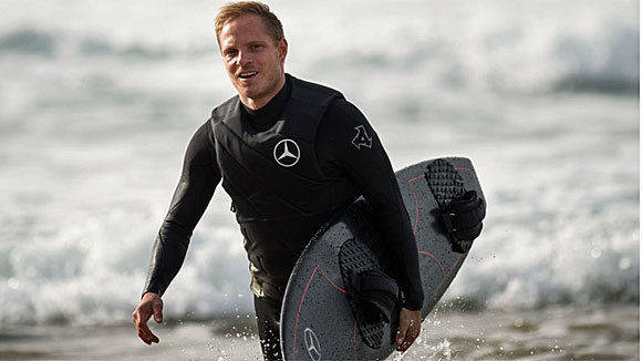 Den Top-Surfer Sebastian Steudtner nimmt 7Sports unter die medialen Fittiche.