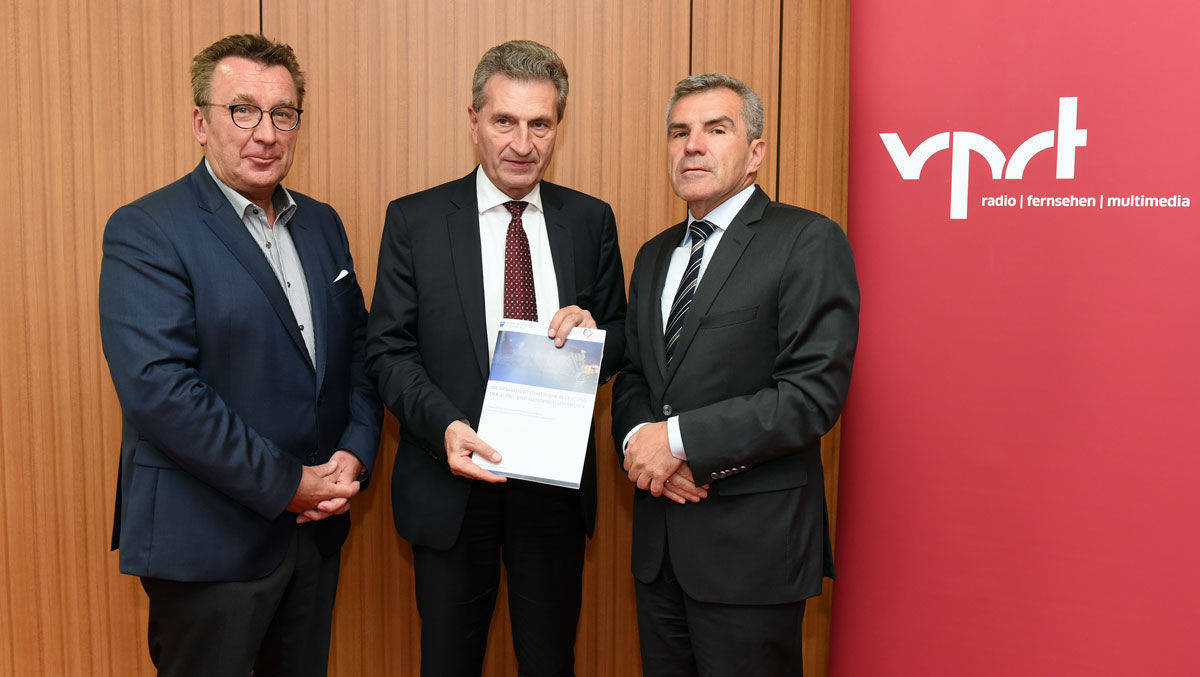 Klaus Schunk (l.) und Hans Demmel (r.) von VPRT überreichen Günther Oettinger ihre Untersuchungsergebnisse.