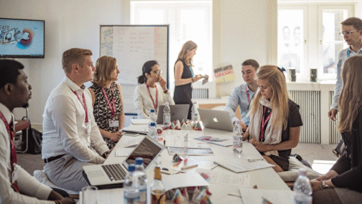 Bertelsmann lässt die Nachwuchskräfte in Workshops Business-Cases entwickeln.