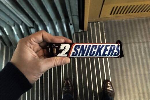 Links ist essen erlaubt, rechts nicht. Doch viel wichtiger: Heißt es "das" oder "der" Snickers?