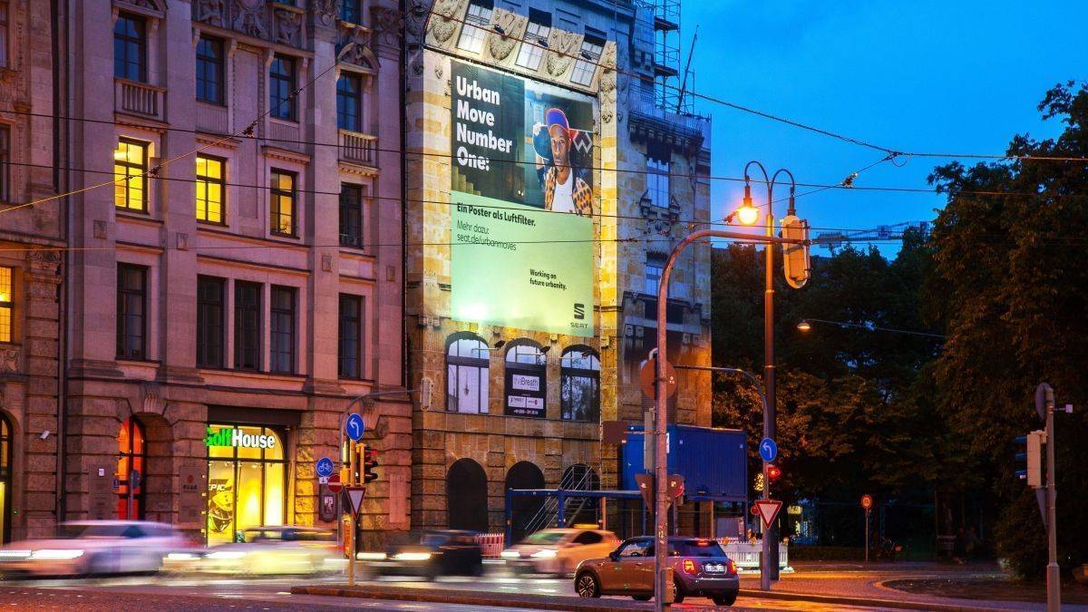 Seat wirbt als erster Kunde in Deutschland auf einem mit luftreinigenden Riesenposter.