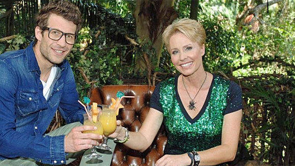 Anstoßen am gewohnten Ort in Australien: Die IBES-Moderatoren Daniel Hartwich und Sonja Zietlow.