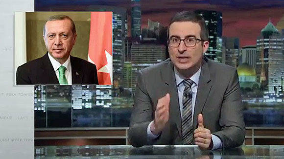 "Erdogan ist schuld": HBO-Talker John Oliver ergreift Partei für Jan Böhmermann bei dessen Querelen nach seinem ZDFneo-"Schmähgedicht".
