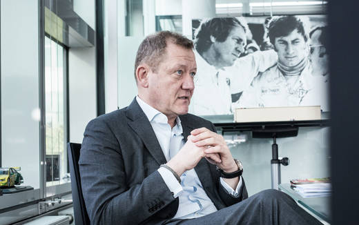 Ein Foto mit Steve McQueen und Siegfried Rauch hängt im Büro von Hans Hamer.