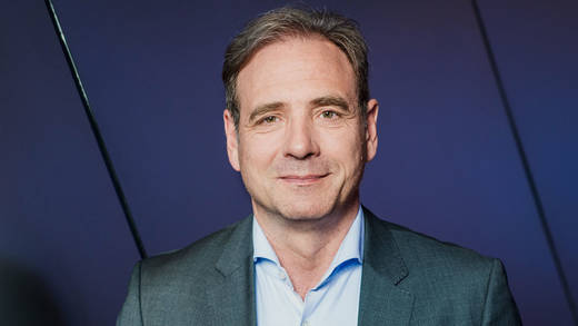 Sky-CEO Carsten Schmidt baut um.