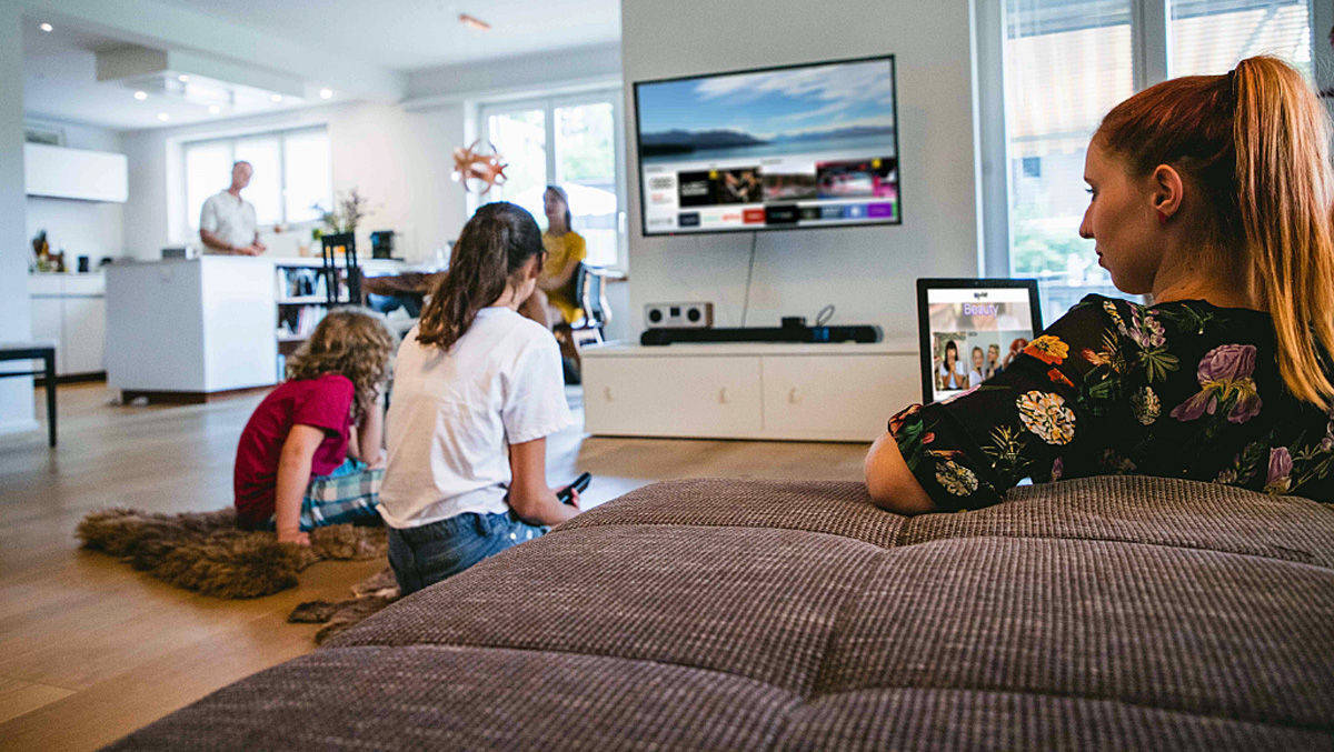 Smart TV verbindet den großen Bildschirm mit dem Internet - und ist längst Standard in deutschen Wohnzimmern. 