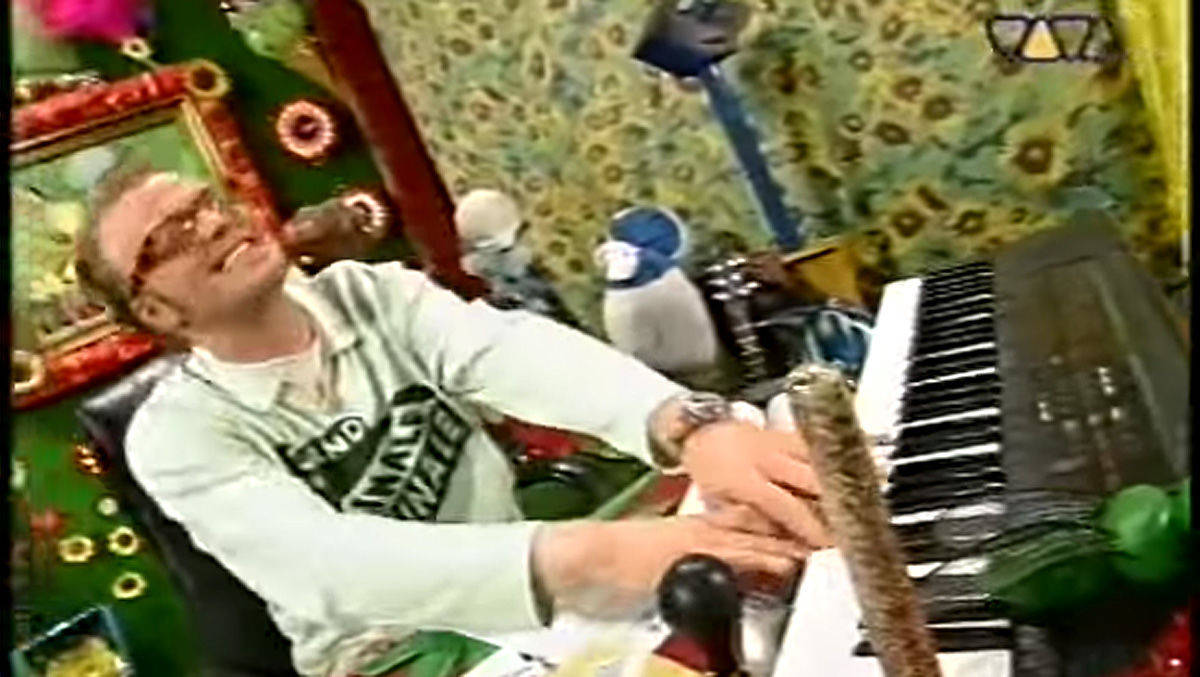 Schon in den 90ern bunt und schrill - aber im Format 4:3: Stefan Raab bei Viva. Der Musiksender, der Raab (o.) und Heike Makatsch groß gemacht hat, verabschiedet sich mit einer Party aus dem Programm.