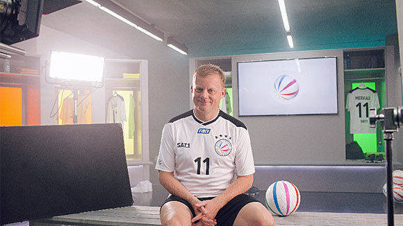 Marc Bator am Ball für den "Bällchensender" Sat.1.