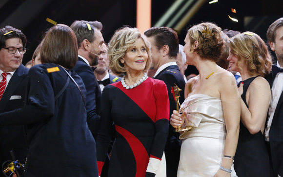 Hollywood-Glanz bei der Goldenen Kamera: Jane Fonda (hier unter anderem mit Steven Gätjen und Carmen Miosga) wurde für ihr Lebenswerk geehrt.