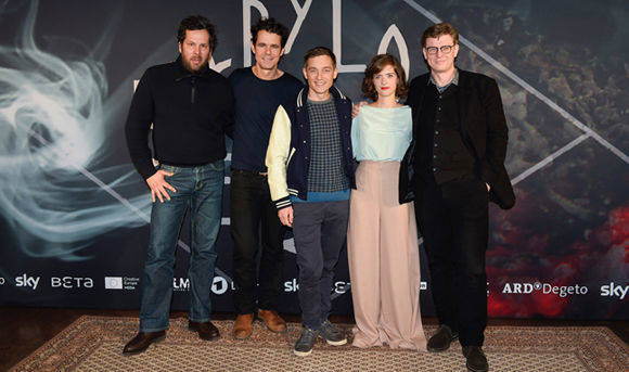 "Babylon Berlin": Regie-Team um Tom Tykwer (2.v.r.), Hauptdarsteller Liv Lisa Fries, Volker Bruch. (Foto: Sky)