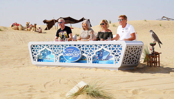 Recall in Dubai mit H.P. Baxxter, Shirin David, Michelle und Dieter Bohlen (v.l.) am Wüstenset bei "DSDS" 2017. (Foto: RTL/Stefan Gregorowius)
