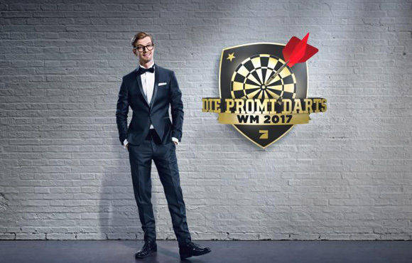 Wunderwaffe Joko Winterscheidt präsentiert die "Promi-Darts-WM". (Foto: ProSieben/AndreasFranke)