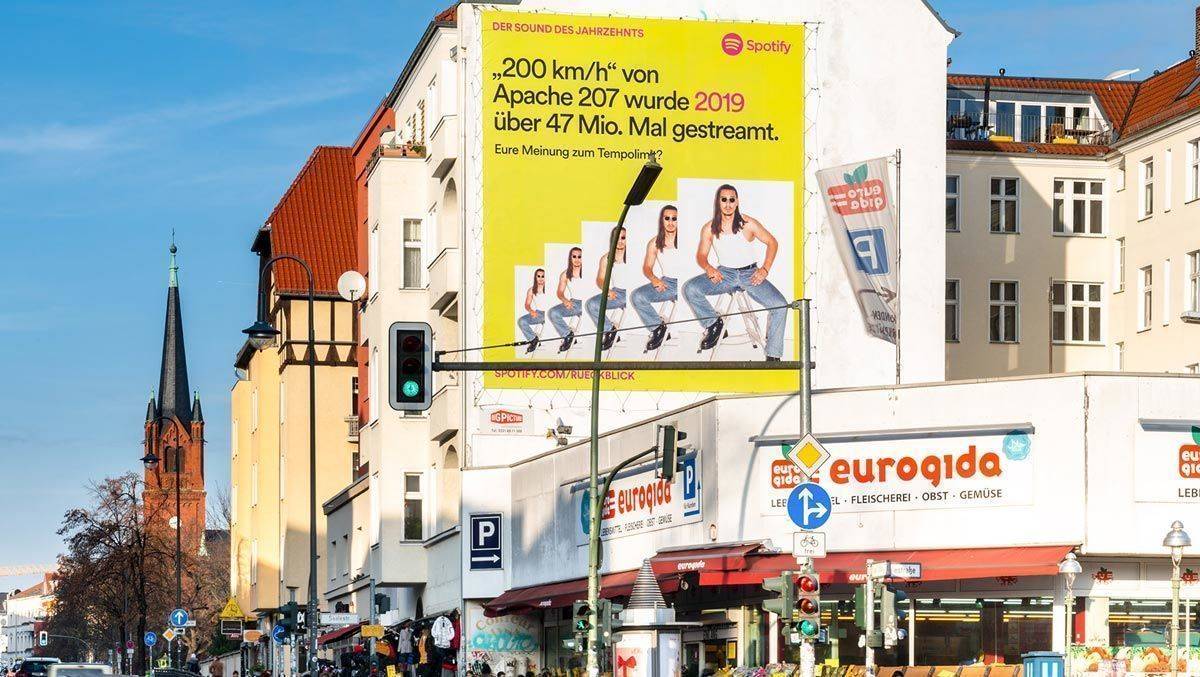 Mit Plakatmotiven verknüpft Spotify Streaminghits und die Themen des Jahres: zum Beispiel in Berlin Neukölln.