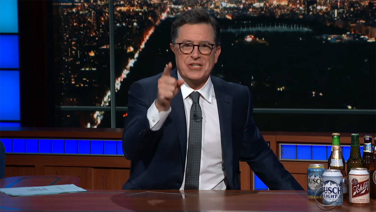 "So was ist unter Präsident Bush nicht passiert", sagt Moderator Stephen Colbert über den Shutdown - und präsentiert dazu Busch-Bier.