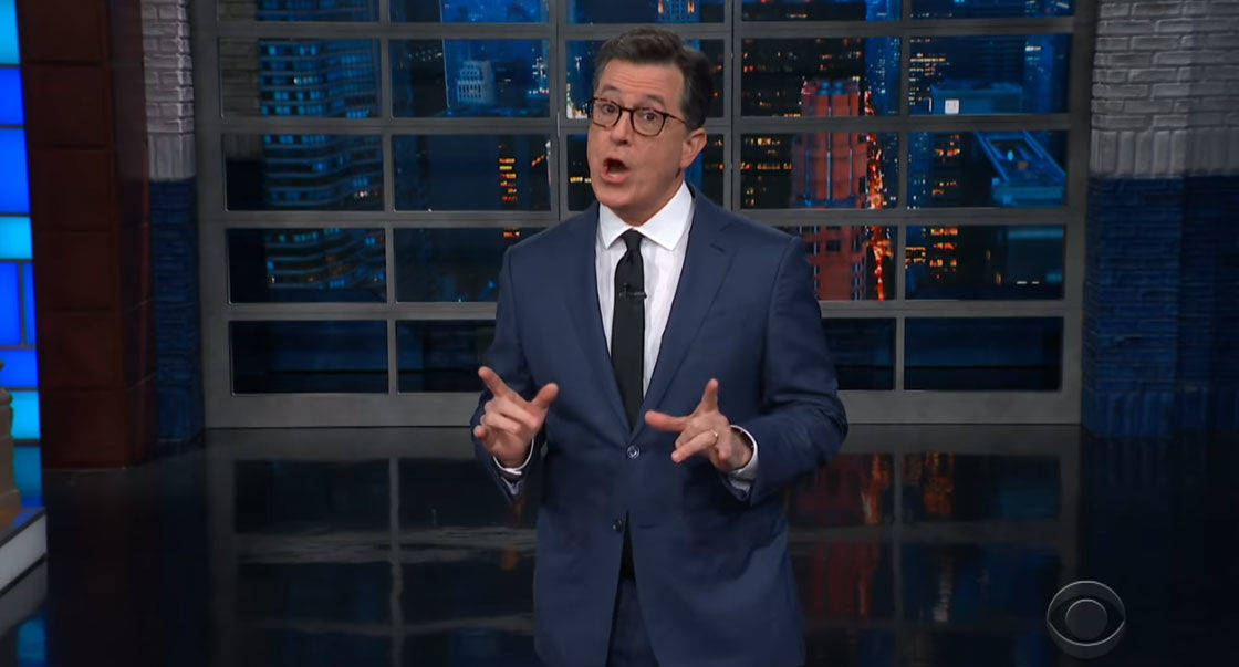 Stephen Colbert imitiert Donald Trump. 