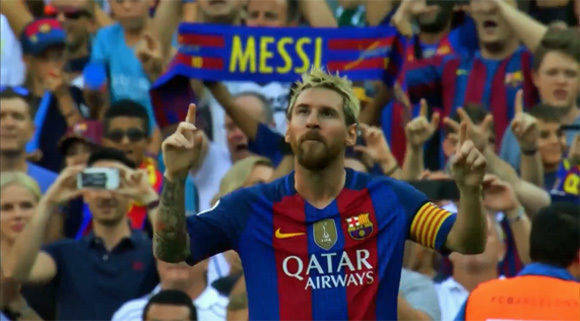 Oben blond, unten braun wie neuerdings auch Mats Hummels: Mit Lionel Messi stimmte Kolle Rebbe die Dazn-Zuschauer auf die Begegnung Barcelona - Real Madrid am 3. Dezember ein.