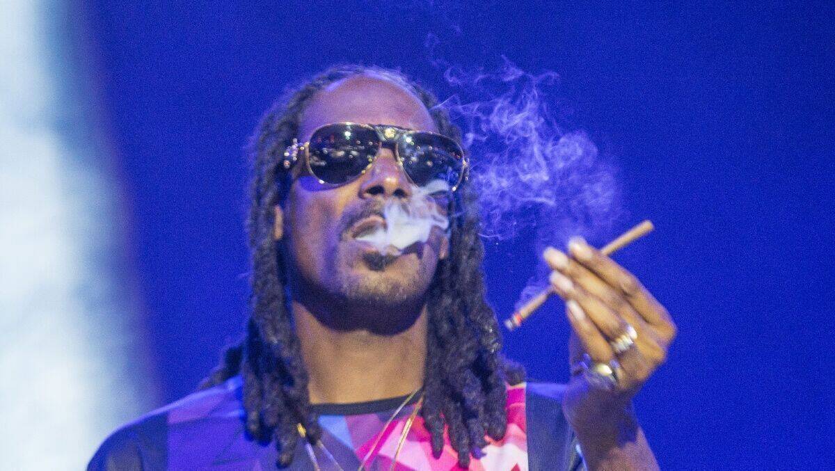 Der Rapper Snoop Dogg liebt Zigarren ... und den einen oder anderen Joint.