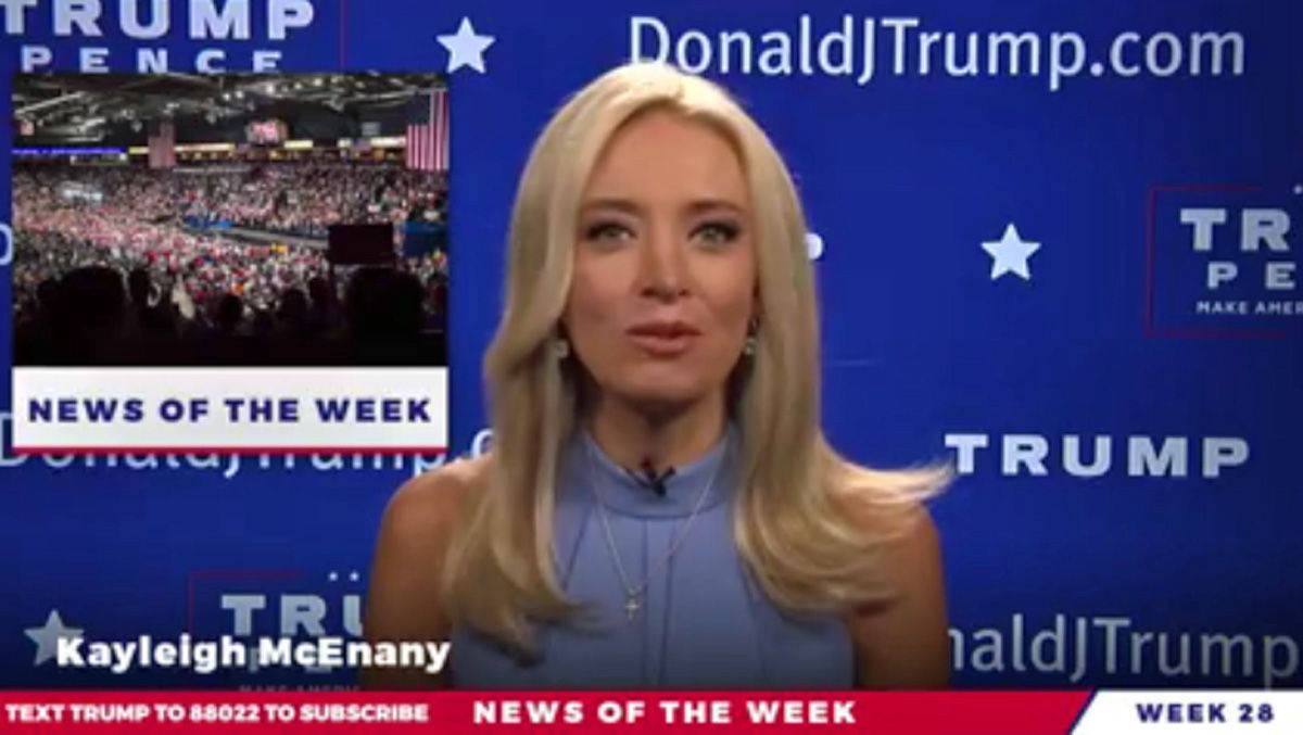 Kayleigh McEnany präsentiert Donald Trumps "Real News" aus dem Weißen Haus.