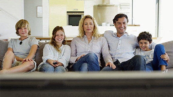 TV-Konsum mit oder ohne Eltern bleibt bei 6- bis 13-Jährigen laut KIM-Studie beliebt.