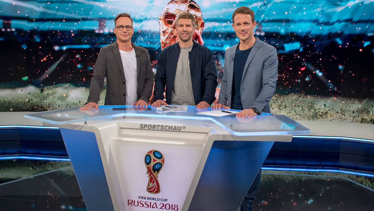 WM-Team der ARD-Sportschau: Matthias Opdenhövel (l.) und Alexander Bommes (r.) live aus Baden-Baden mit ARD-Experte Thomas Hitzelsperger. Fußball war natürlich auch im Juli Quotenkönig.