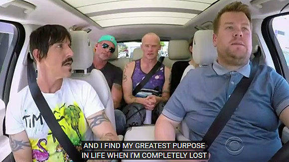 Anthony Kiedis (l.) fährt beim "Carpool Karaoke" mit seinen Jungs bei James Corden (r.) mit.