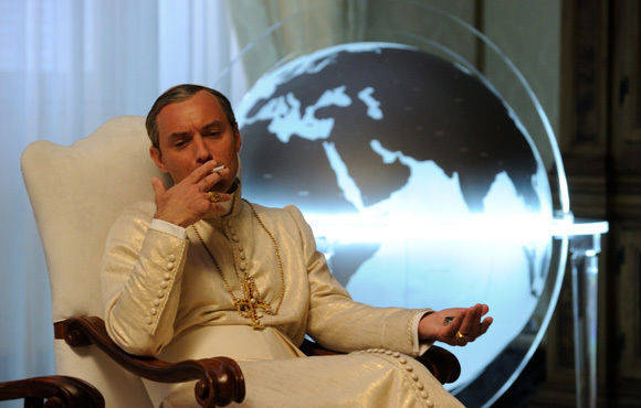 Jude Law ist der "Young Pope", die Serie zeigt Sky an den Feiertagen.