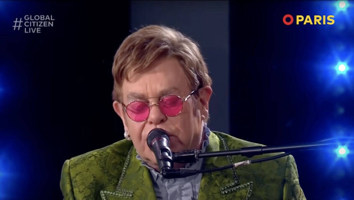Elton John singt für eine gerechtere Verteilung von Impfstoffen.