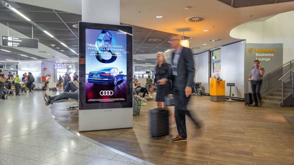 Beim virtuellen "Digital Airport Walk" durchlaufen die Probanden die gesamte Customer Journey am Airport und kommen dabei mit DOOH-Spots in Kontakt.