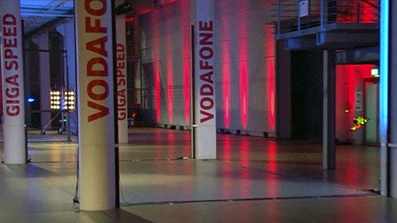 Ein Drohnen-Rennen (kleiner Flugkörper rechts im Bild) in ProSiebens "Bester Show der Welt" mit Joko & Klaas - durch einen Vodafone-Parcours. 